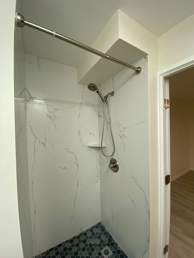 Building Photo - Newly Renovated 1 Bed. 1, Bath, 1 parking in Moilili.