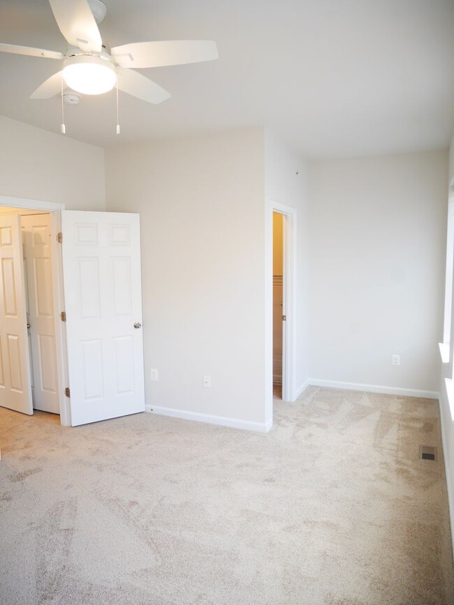 Building Photo - Stunning 3 Bedroom End Unit Townhome