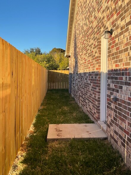 Building Photo - 1027 Fairway Dr