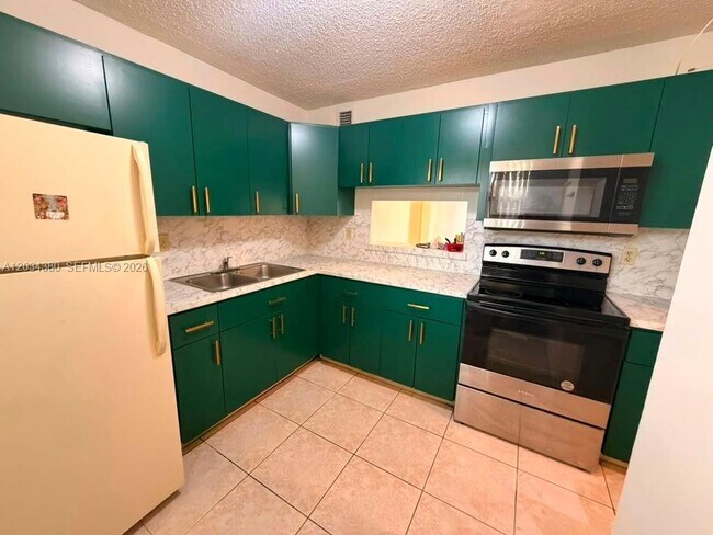 Building Photo - 1480 W 46th St