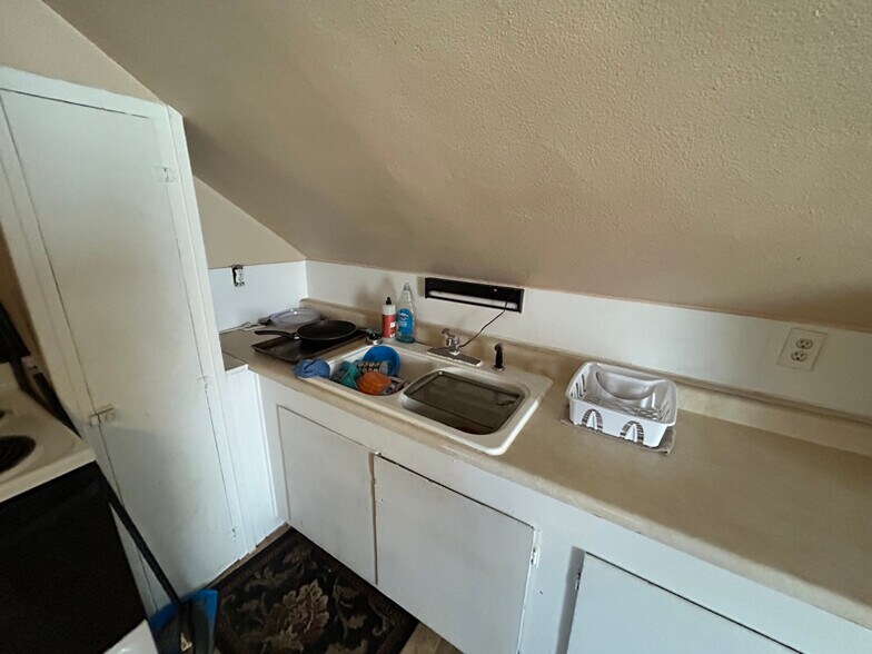 Building Photo - 1897 1/2 E Newberry St