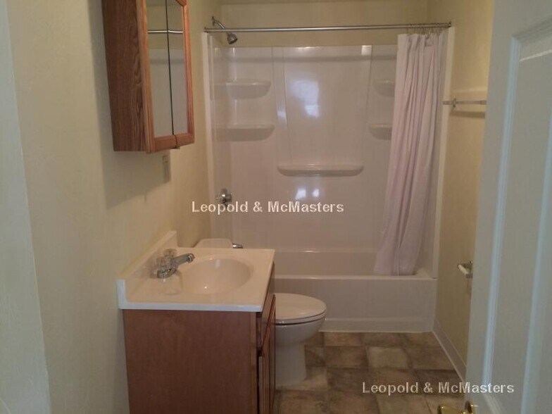 Building Photo - 21 Roseclair St