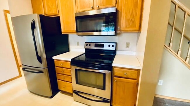Building Photo - Spacious 2-Bedroom, 2.5 Bathroom, Tri-Leve...