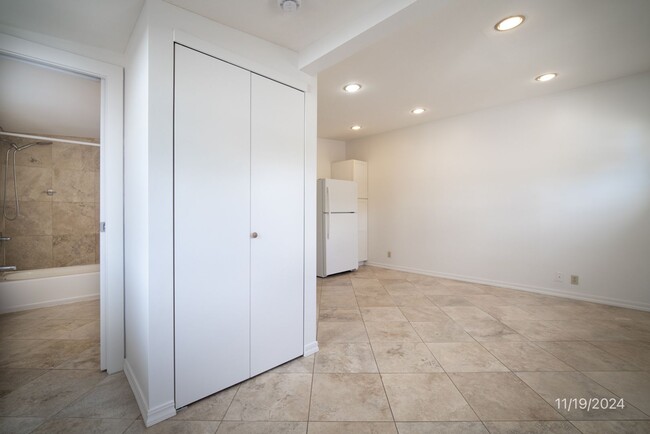 Building Photo - Studio in Kailua, Avail Now, Schedule an A...