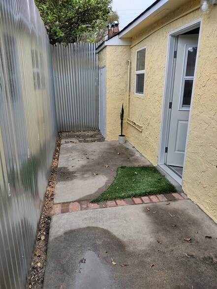 Privat Patio - 202 N Florence St