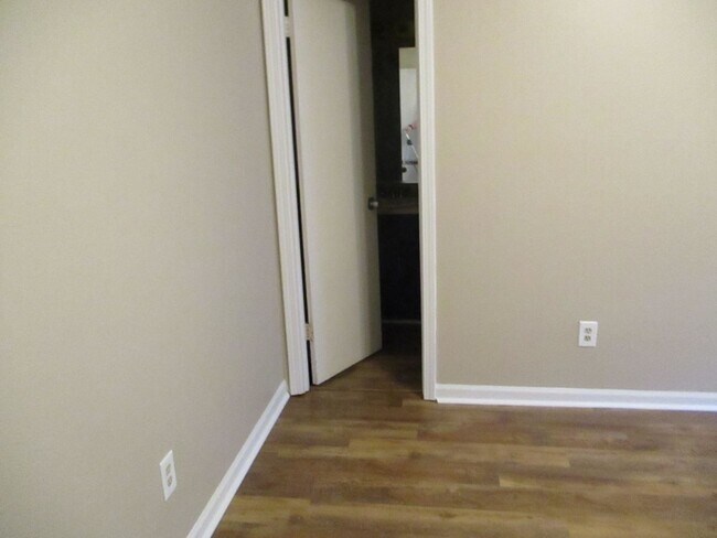 Building Photo - Updated townhome in West Augusta
