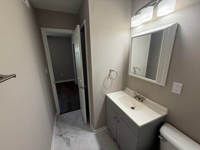 Building Photo - 213 N Ann St