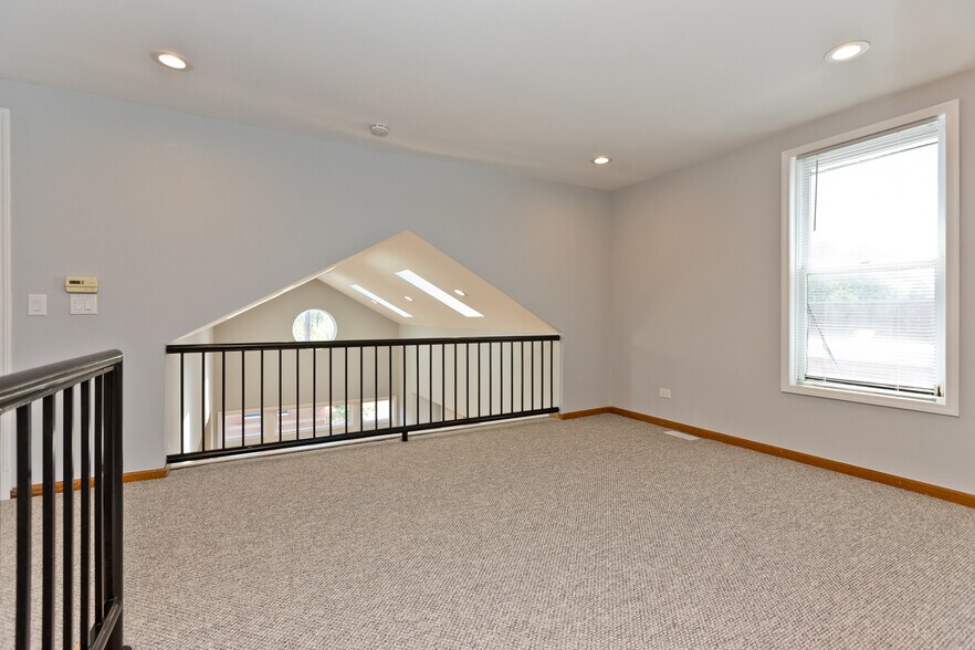 Building Photo - 2338 N Greenview Ave