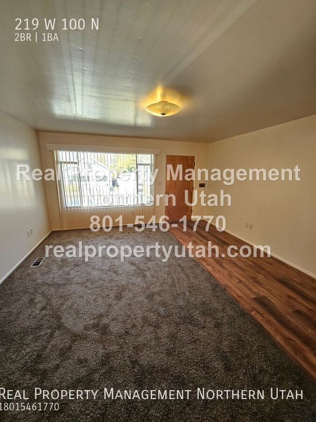 Building Photo - 2 Bedroom 1 Bath Upstairs Apartment in Bri...