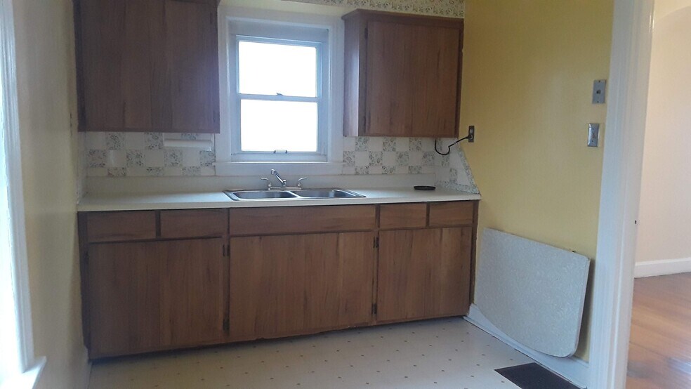 Kitchen cabinets - 1776 Dixdale Ave