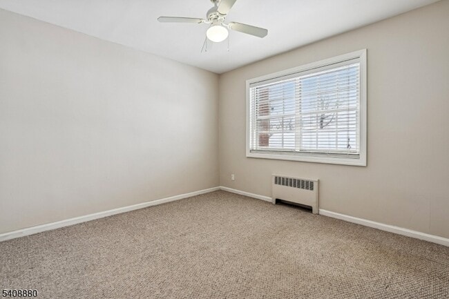 Building Photo - 6 W Roselle Ave