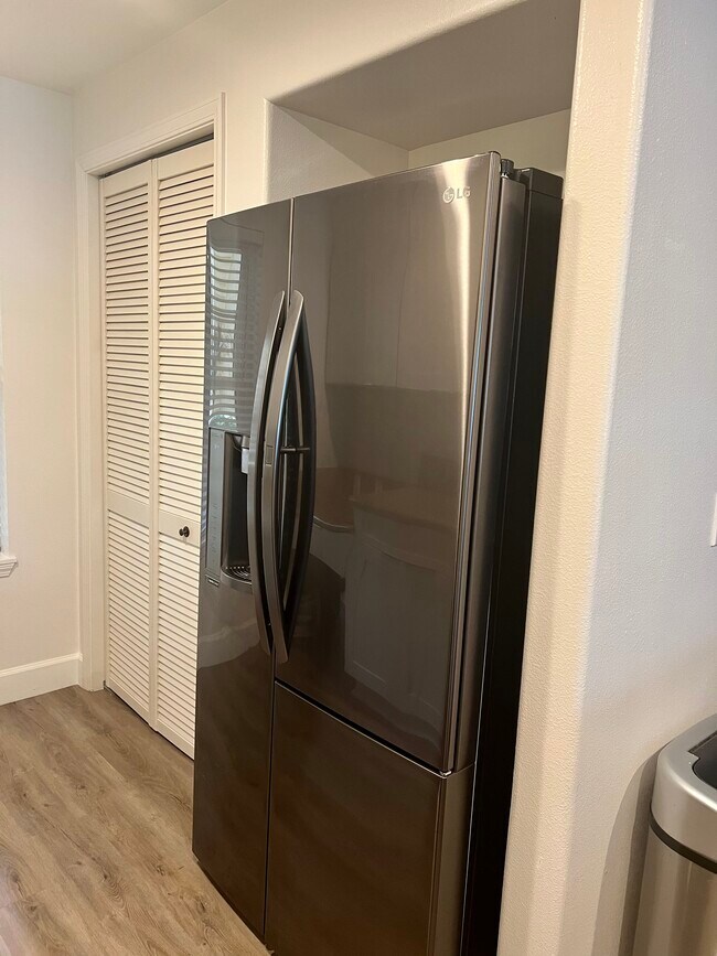 Samsung Refrigerator - 520 Lunalilo Home Rd