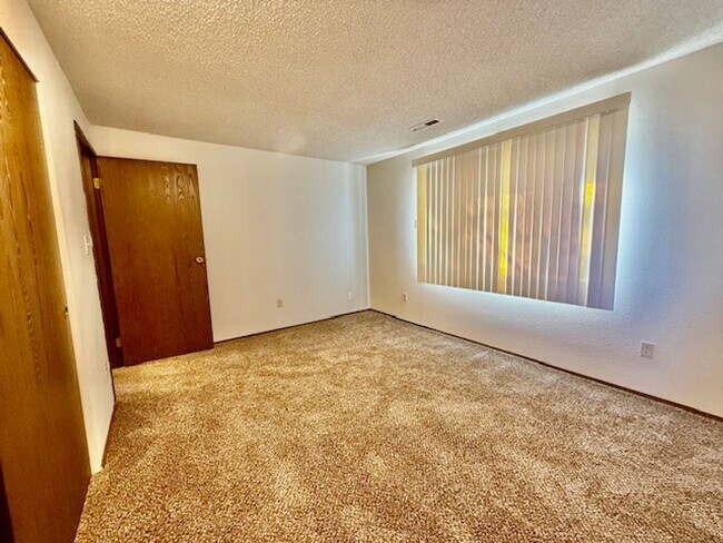 Building Photo - 1211 W Ivy Ave