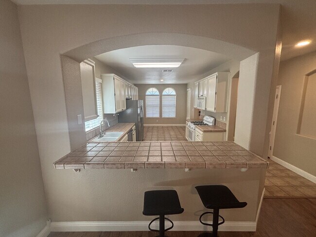 Building Photo - Available Now: 3 bed 2 bath home in Roseville