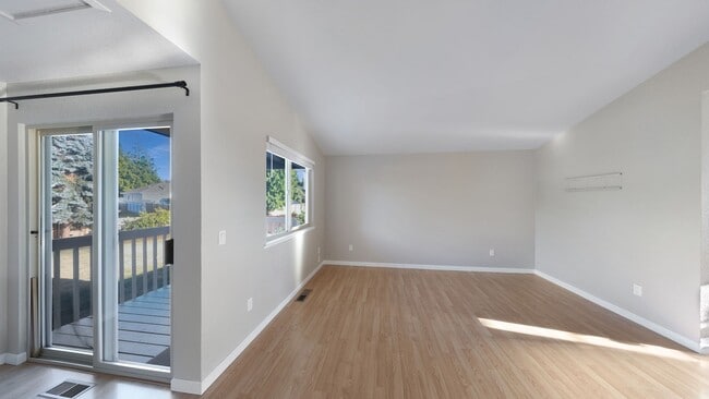 Building Photo - 3 Bed 2 Bath - Large Yard - Group - Dog Fr...