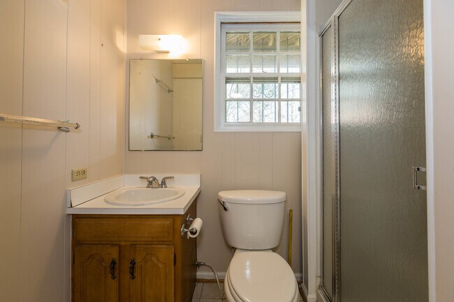 Building Photo - 4 Bed 4.5 Bath - Bethesda  Single Family Colonial - 2 Car Garage