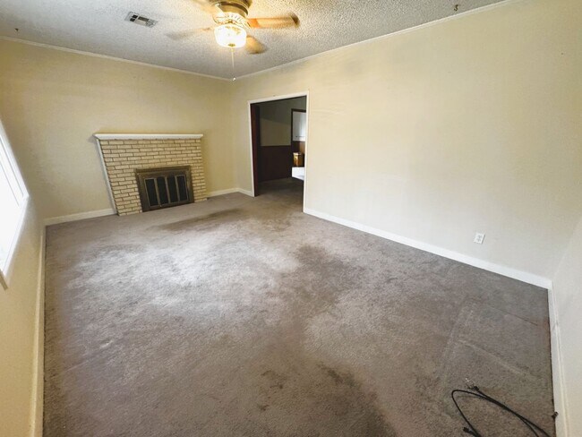 Building Photo - 3 Bedroom 1.5 Bath home w/fenced yard