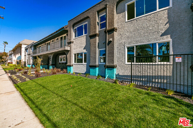 Building Photo - 6640 Woodley Ave