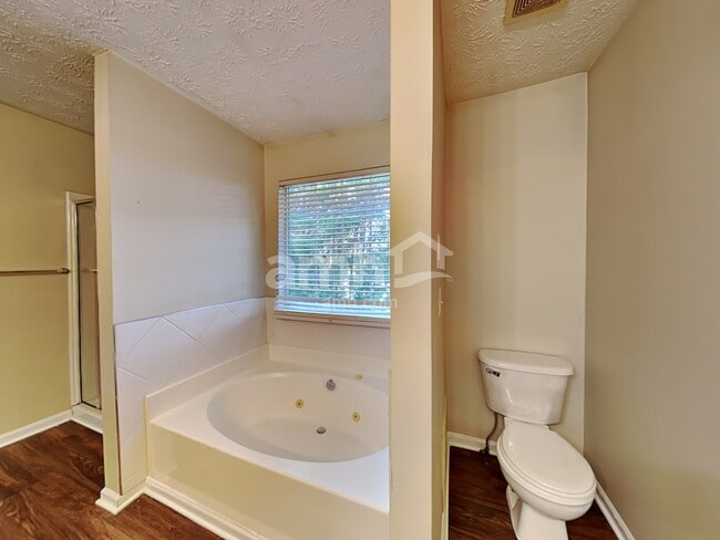 Building Photo - 1905 Barnett W Ct NE