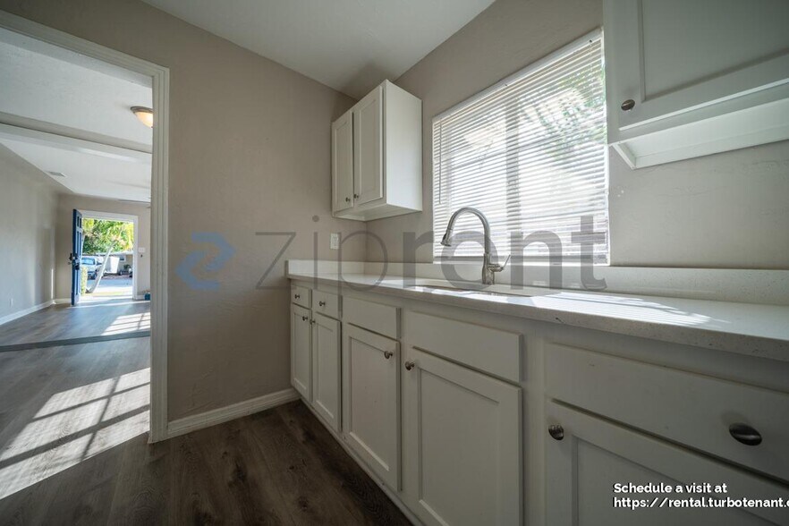 Building Photo - 925 17th St S