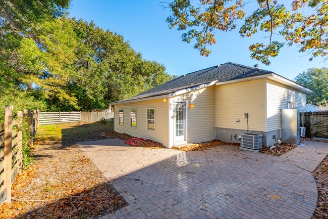 Building Photo - Move In Ready James Island Home off Fort J...