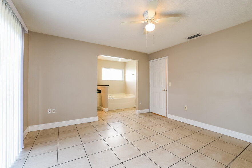 Building Photo - 870 Jarnac Dr