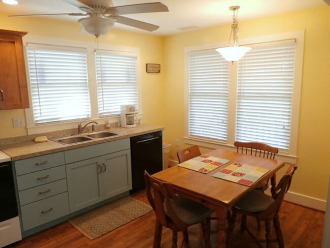 Building Photo - Charming 1 Bedroom Cottage