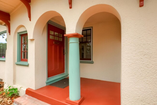 Building Photo - Beautiful Berkeley Cottage!