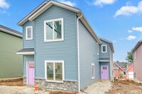 Building Photo - 1112 N Woodburn Ave