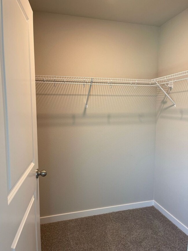Building Photo - Beautiful 3 bed, 2 bath townhome $2200