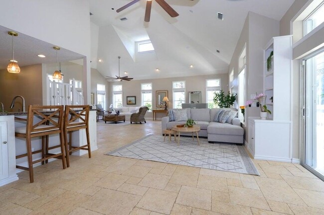 Building Photo - 400 Seaside Ln
