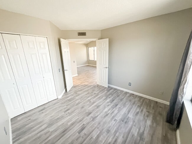 Building Photo - 2035 S Elm St