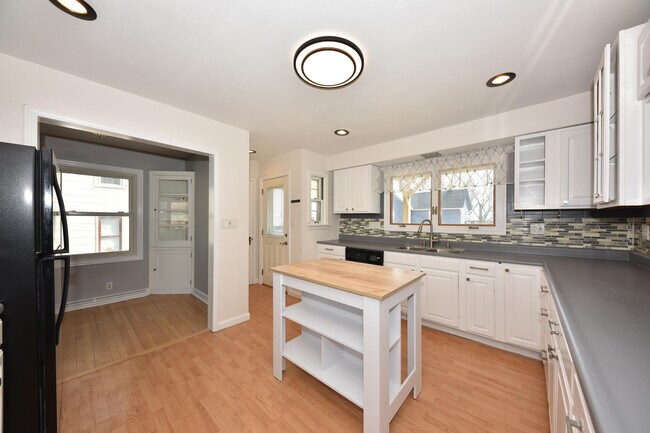 Building Photo - 309 W Washington St