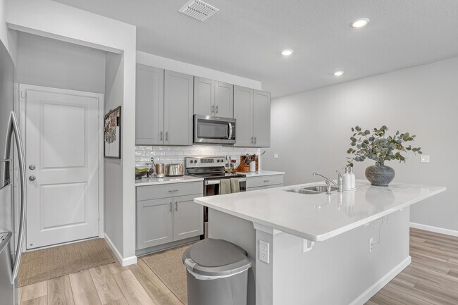 Building Photo - 5648 SE Edgewater Cir