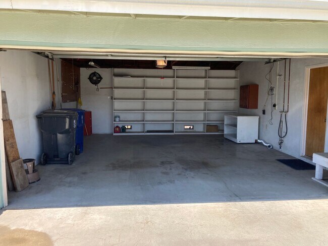 Building Photo - Charming Bakersfield Home with Modern Upgr...