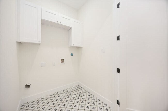 Building Photo - 422 E 41st St