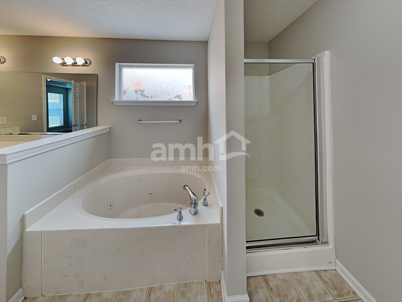 Building Photo - 1900 Roy Dr