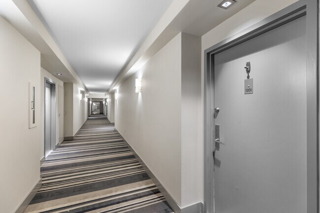 Building Photo - 1800 Sunset Harbour Dr