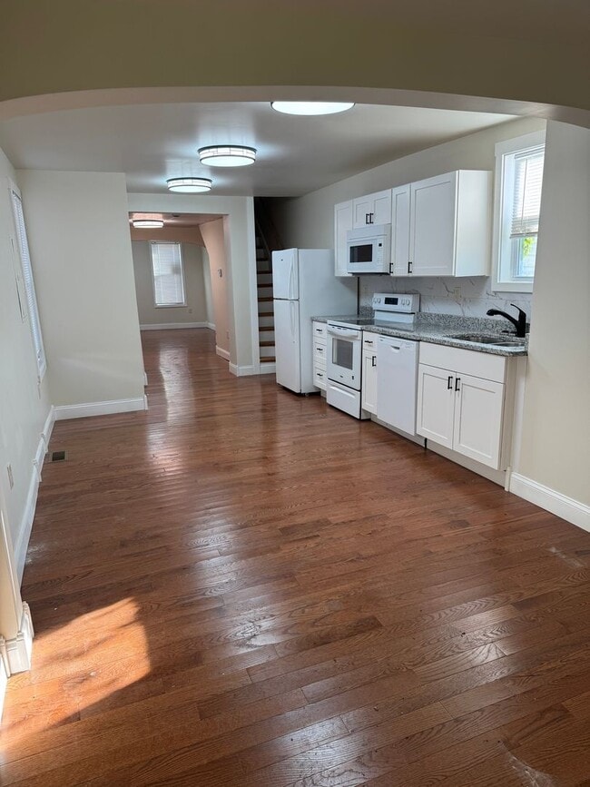 Building Photo - 4 bedroom, 1.5 bath, half double house