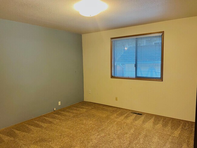 Building Photo - Charming Rambler 3-Bed/2-Bath Available Now!