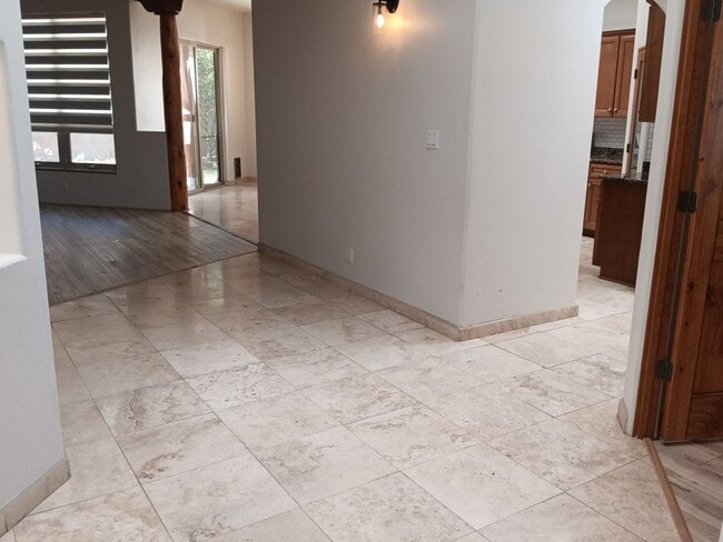 Building Photo - 3 Bedroom, 2 Bathroom! Lovely Home!