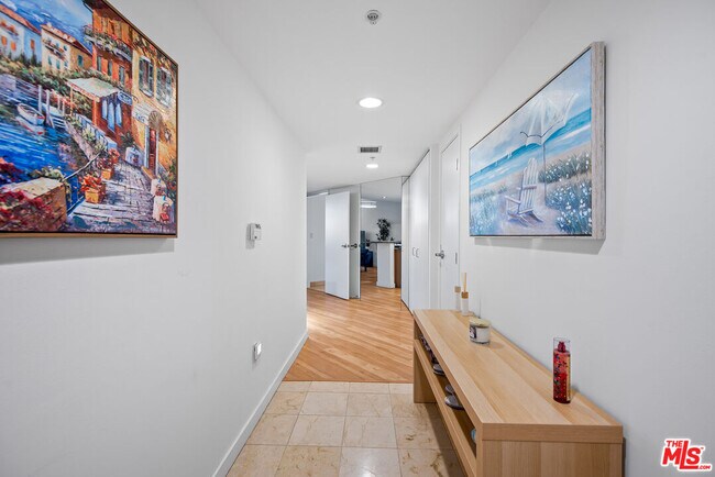 Building Photo - 13700 Marina Pointe Dr