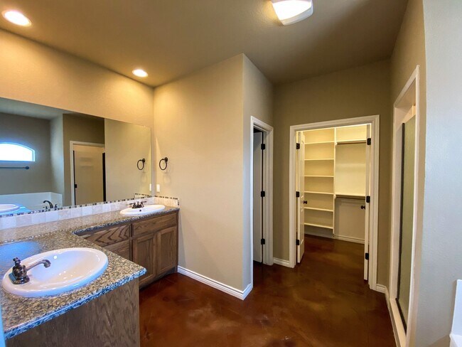 Building Photo - 4  Bedroom Single Famly Home Available Now!