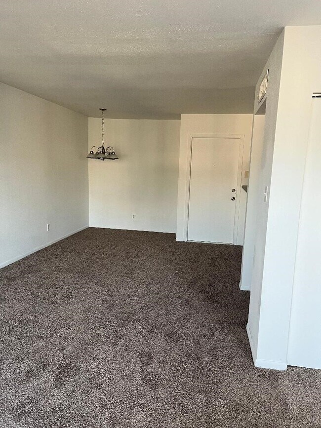 Building Photo - 2820 S Bartell Dr