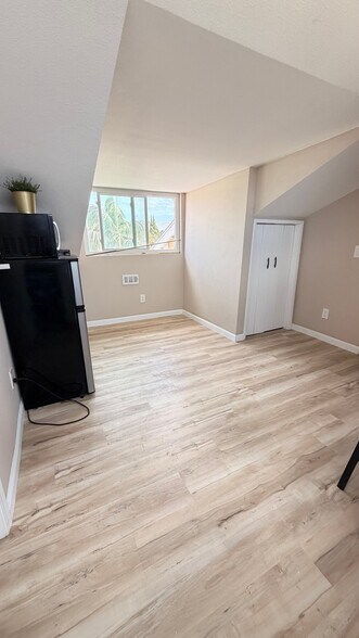 Building Photo - 520 Manzanita St