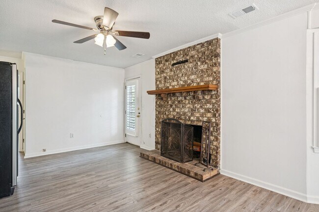 Building Photo - 3BR/2BA Home with Fireplace and Fenced Yard in Mt Pleasant