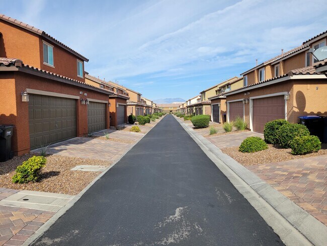 Building Photo - 3001 Camino Sereno Ave