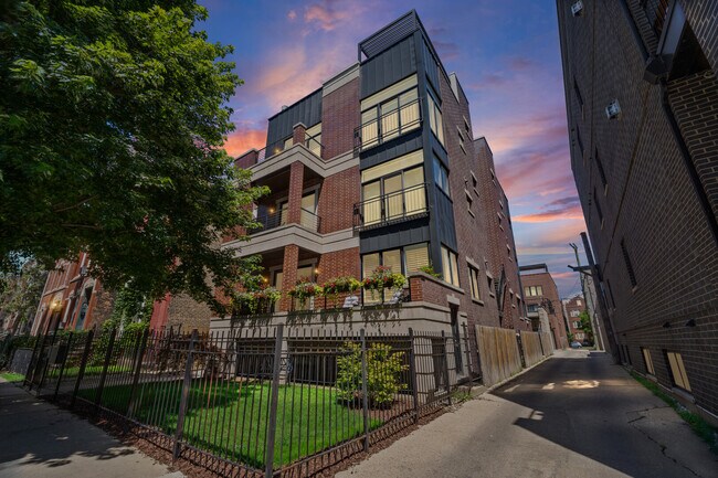 Building Photo - 831 N Paulina St