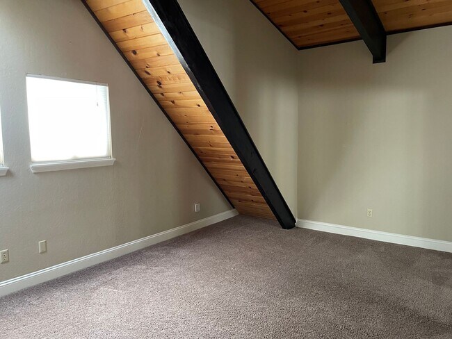 Building Photo - 3 Bed, 2 Bath with Garage - Beautiful Montgomery Estates Chalet off Pioneer Trail