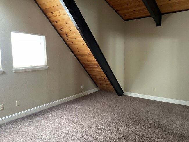 Building Photo - Montgomery Estates Chalet off Pioneer Trail